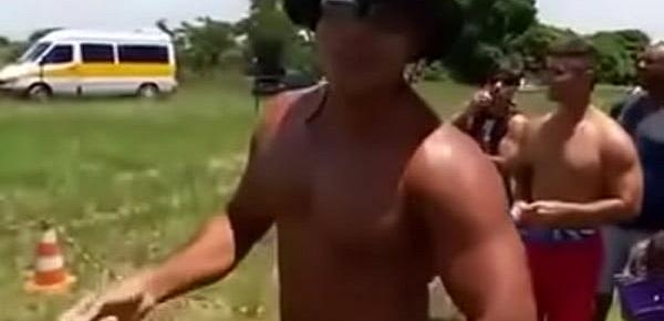 NEGÃO FODENDO 3 NOVINHAS DE UMA VEZ
